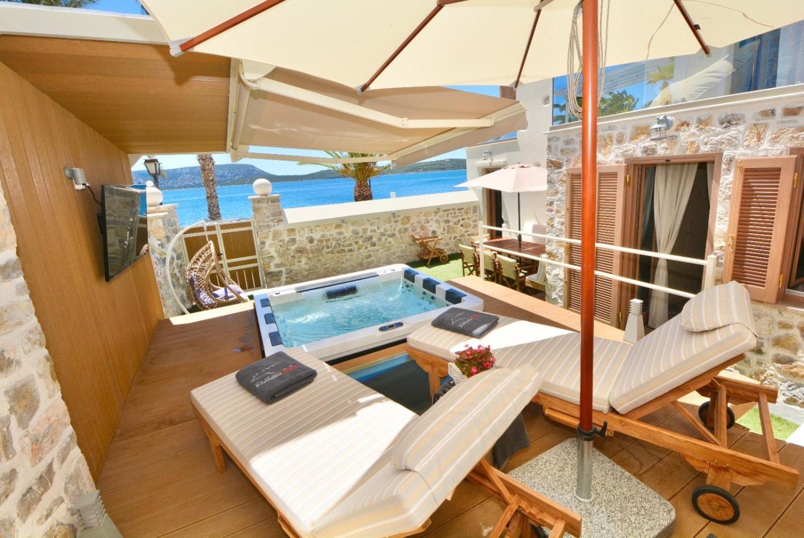 Villasonboard Rock Villa 3 Bed, 3 Bath, Jacuzzi, Seaside Ermioni Eksteriør billede